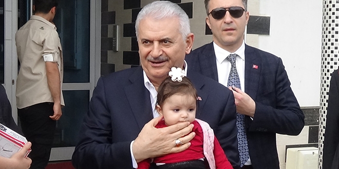 Başbakan'dan öldürülen okul müdürünün ailesine ziyaret