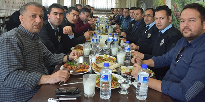 Öğretmenler ve polisler barış yemeğinde buluştu