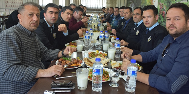 retmenler ve polisler bar yemeinde bulutu