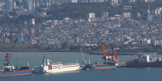 Samsun'u gemi ile getirilen büyükbaşların kokusu sardı