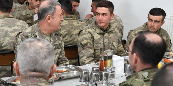 Genelkurmay Başkanı Akar, Mehmetçik ile yemek yedi