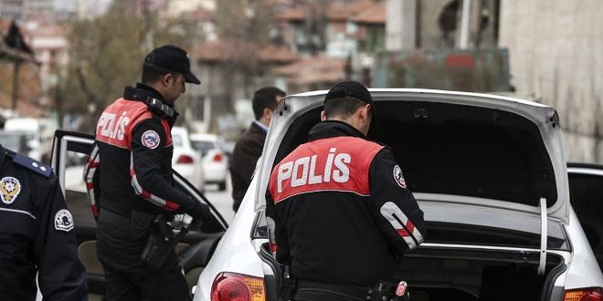 Otomobil çalan iki çocuk polisin takibiyle yakalandı