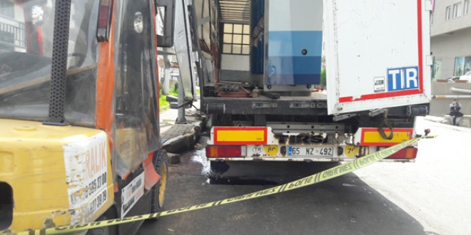 4 tonluk makine işçinin üzerine devrildi