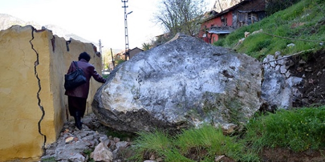 Dağdan kopan dev kayalar evlerin üzerine düştü