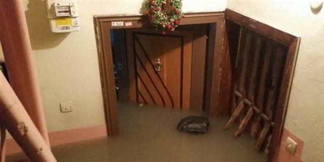 Fatih'te su borusu patladı, çok sayıda evi su bastı
