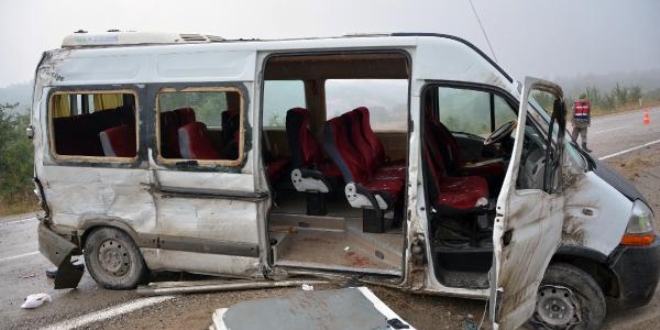 Öğrencileri taşıyan minibüs devrildi: 25 yaralı