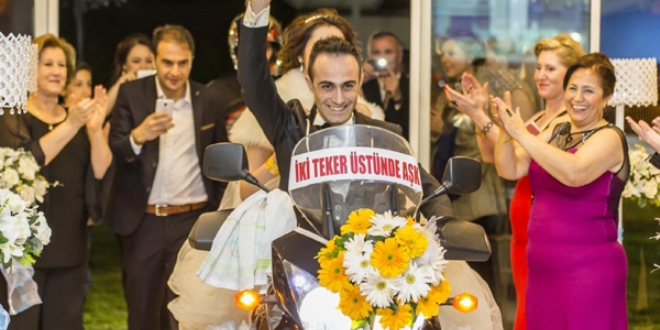 Gelin ve damat düğün salonuna motosikletle girdi