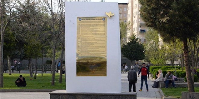 Çalınan 'İnsan Hakları Bildirgesi' levhası yerine takıldı