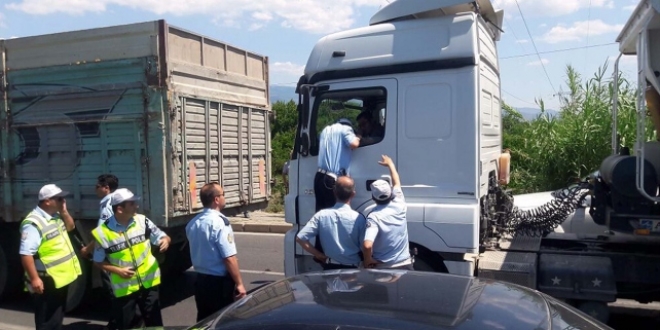 Tırını polisin üzerine süren sürücü gözaltına alındı