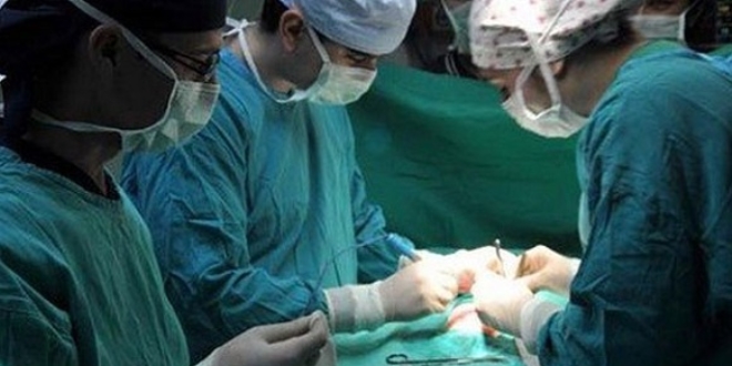 Kist'ten ameliyat oldu, karnından bir kavanoz gazlı bez çıktı