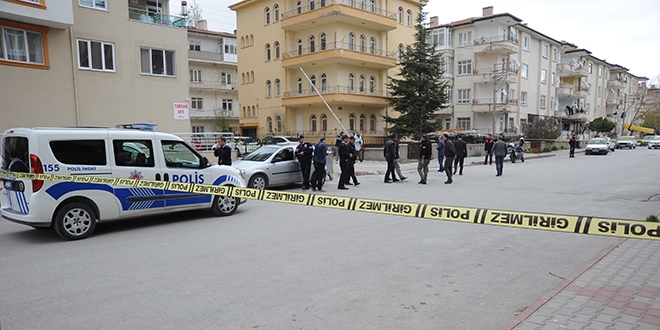 Karısını öldürüp kayınvalidesini yaraladı