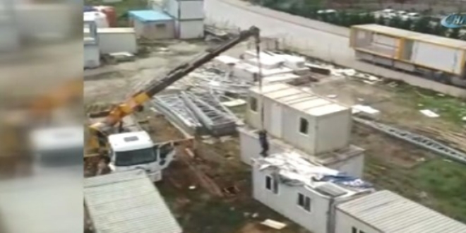 İnşaat işçisi vinçle taşındı