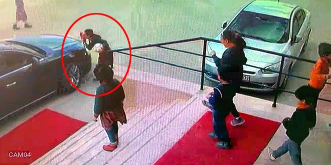 Öğrenciler valinin aracındaki Türk bayrağını öptü