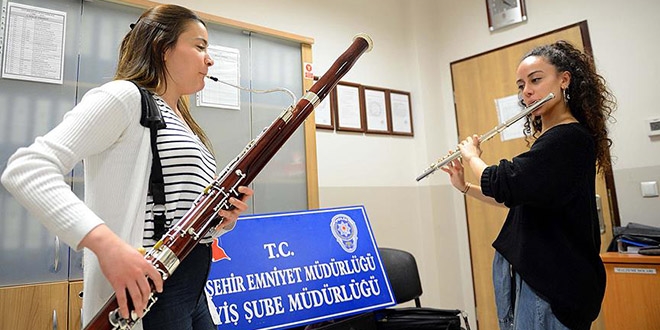 Çalınan enstrümanlarını bulan polislere konser verdiler