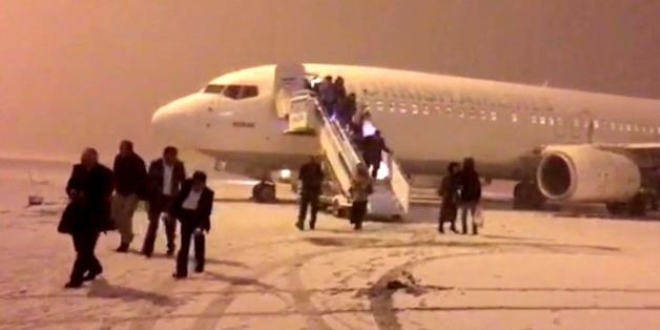 Erzurum Havalimanında uçaktan inen yolculara kar sürprizi
