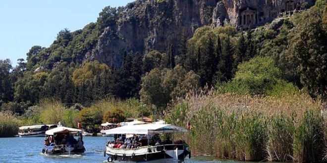 Yol karadan uzadığı için cenazeleri kayıkla taşıyorlar