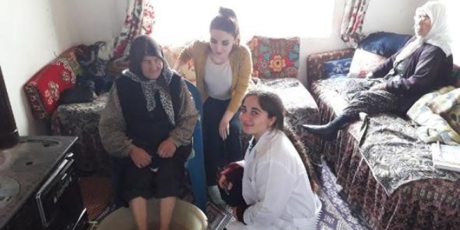 Meslek lisesi öğrencileri yardım ederek öğreniyor