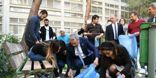 Rektör, öğrencilerle kampüs temizliği için el ele verdi