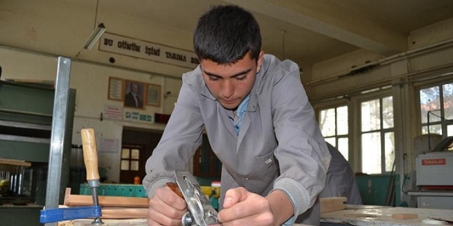Fabrika gibi okulun şanslı öğrencileri