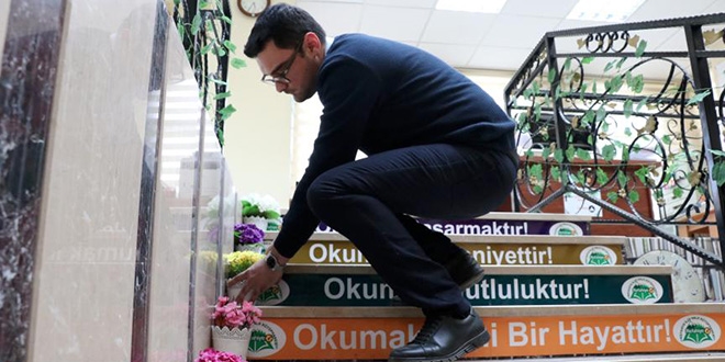 Hayalindeki kütüphaneyi çiçek bahçesine dönüştürdü