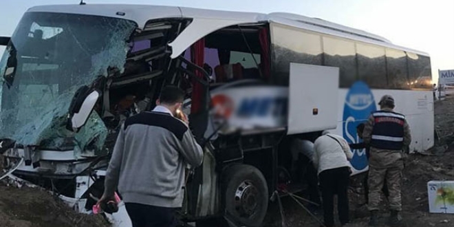 TIR'a yolcu otobüsü çarptı! Yaralılar var