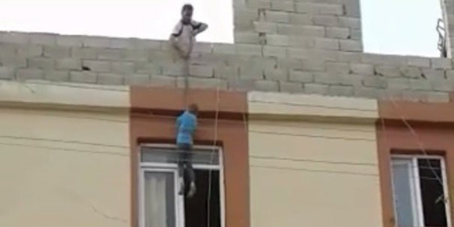 Çilingir çağırmadı, çocuğu iple damdan sarkıttı