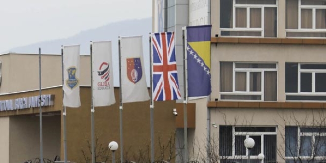Bosna Hersek'teki FETÖ okullarında 'İngiliz' bayrağı
