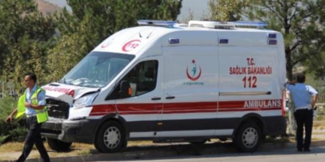 Ambulans, otomobile arpt: 6 yaral