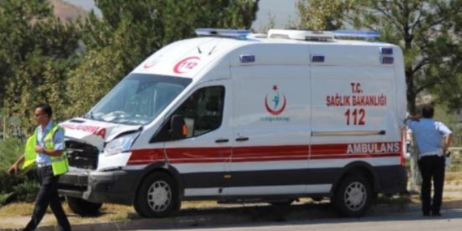 Ambulans, otomobile çarptı: 6 yaralı