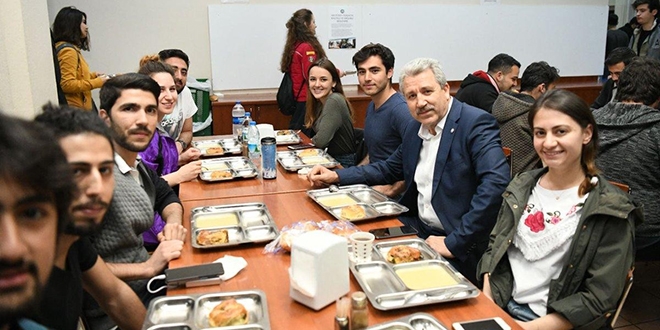 Rektör'den öğrencilere gece yarısı morali