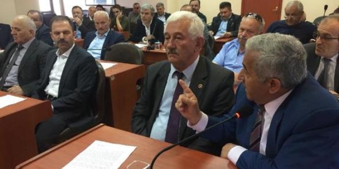 CHP'li üye, AK Partili üyenin üzerine su fırlattı