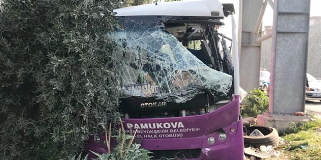 Sakarya'da midibüs üst geçit direğine çarptı: 16 yaralı