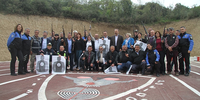 Emniyet Müdürü, muhtarlara atış eğitimi verdi