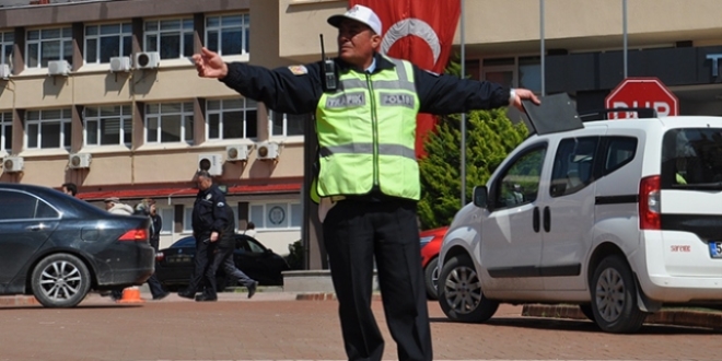 10 yıldır aynı kavşakta trafik akışını sağlıyor