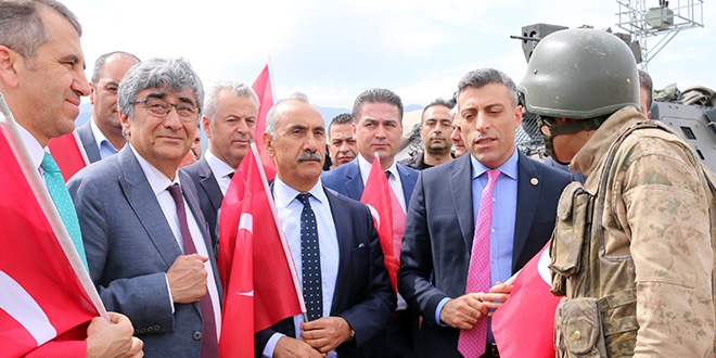 CHP'li Yılmaz, sınırda nöbet tutan askeri ziyaret etti