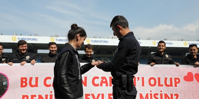 Komiser yardımcısı, Polis Haftası etkinliğinde evlenme teklifi etti