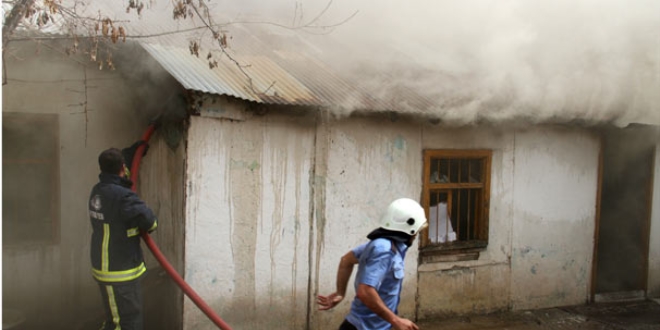 Van'da evleri ikinci kez yanan aile sokakta kald