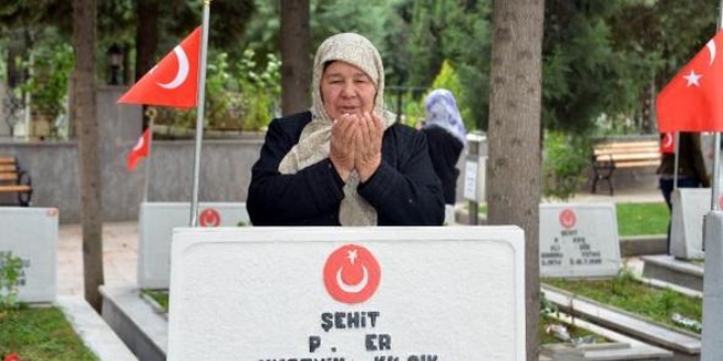 Şehit annesi: Evlatsız olunuyor ama vatansız olunmuyor