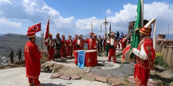Çukurca'daki üs bölgelerinde mehter takımından konser