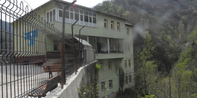 Uçurumun kenarındaki okul için karar verildi!