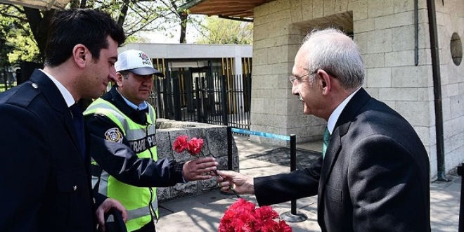 Kılıçdaroğlu'ndan polis memurlarına karanfil