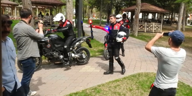 'Saldırıya uğradık' ihbarıyla gelen polislere sürpriz kutlama