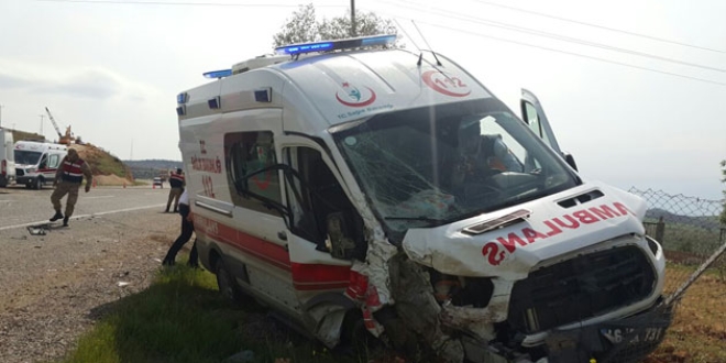 Ambulansla minibüs çarpıştı: 6 yaralı