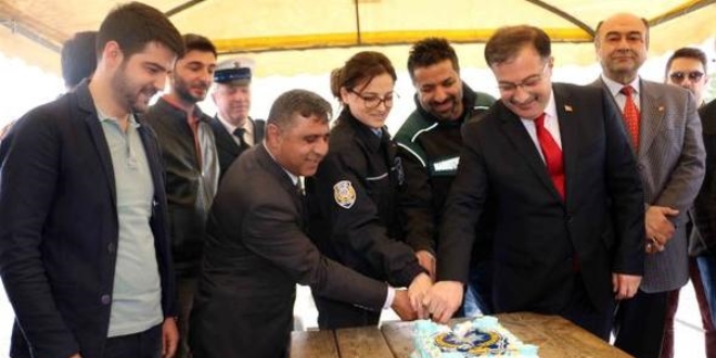 Uygulama yapan polislere pasta sürprizi