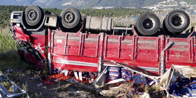 Üniversitelilerin otostop yaptığı kamyon devrildi: 1 ölü, 3 yaralı