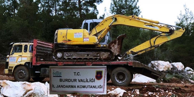 Definecilerden tünel inşaatı gibi kaçak kazı