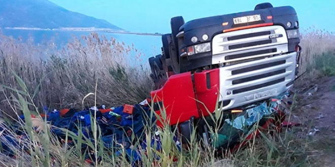 Üniversitelilerin otostop yapıp bindiği kamyon devrildi: 1 ölü, 3 yaralı