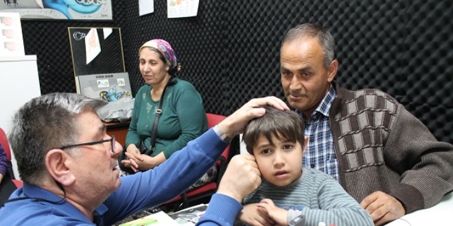 İlk kez işiten minik Efe heyecandan ağladı