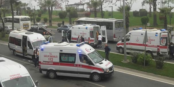 Servis minibüsüne TIR çarptı: 7 öğretmen yaralandı