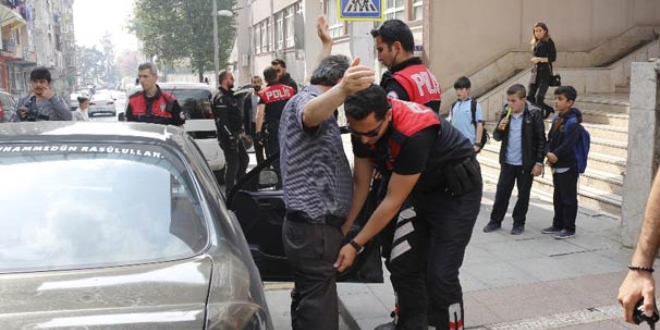 Okul önündeki uygulamada esrarla yakalandı